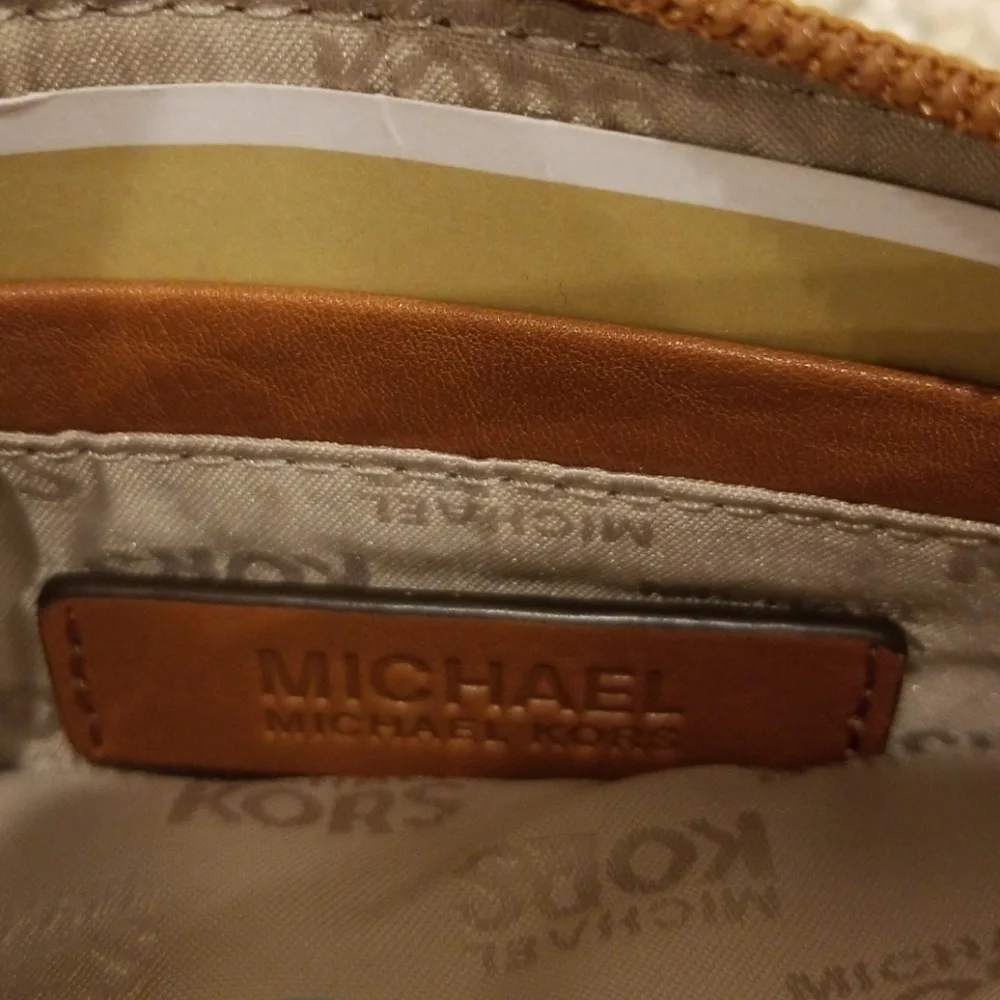 NWT! MICHAEL KORS Beige Signature Wristlet